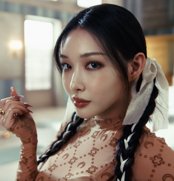 Chungha Drops New Single "STRESS" from Her EP Alivio